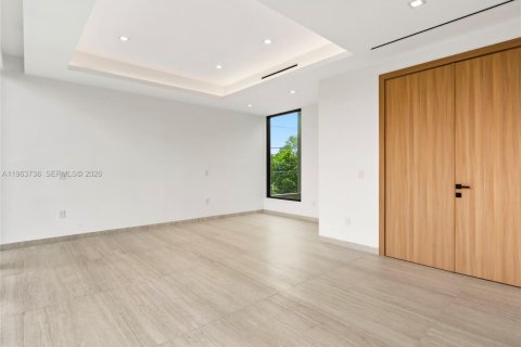 House in Miami, Florida 4 bedrooms, 331.01 sq.m. № 2038728 - photo 6