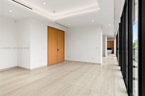 House in Miami, Florida 4 bedrooms, 331.01 sq.m. № 2038728 - photo 7