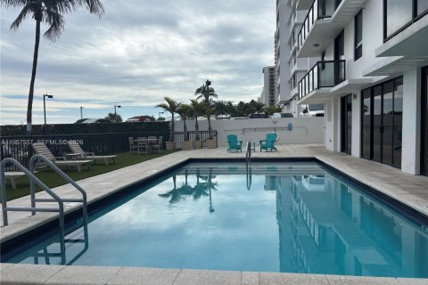 Condo in Miami Beach, Florida, 1 bedroom  № 2011588 - photo 12