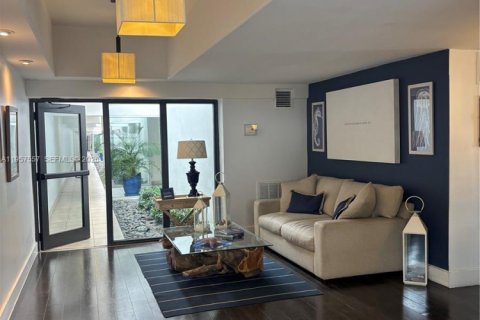 Condo in Miami Beach, Florida, 1 bedroom  № 2011588 - photo 14