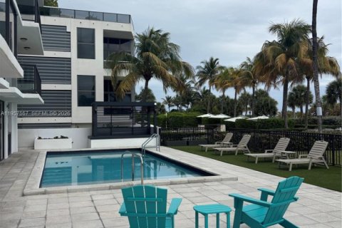 Condo in Miami Beach, Florida, 1 bedroom  № 2011588 - photo 11