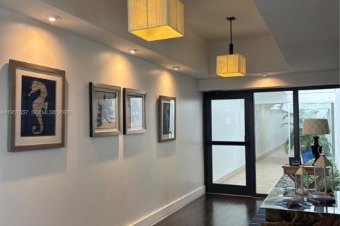 Condo in Miami Beach, Florida, 1 bedroom  № 2011588 - photo 16