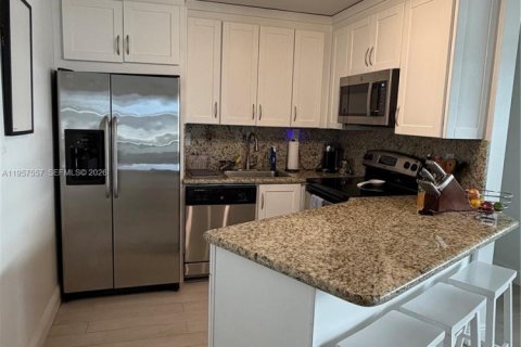 Condo in Miami Beach, Florida, 1 bedroom  № 2011588 - photo 2