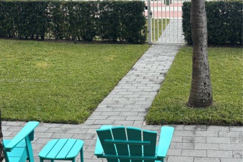 Condo in Miami Beach, Florida, 1 bedroom  № 2011588 - photo 13