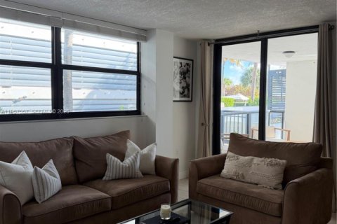 Condo in Miami Beach, Florida, 1 bedroom  № 2011588 - photo 3