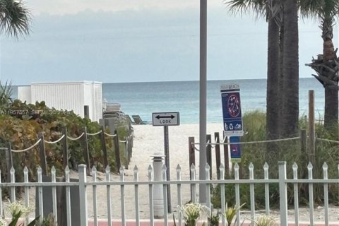 Condo in Miami Beach, Florida, 1 bedroom  № 2011588 - photo 10