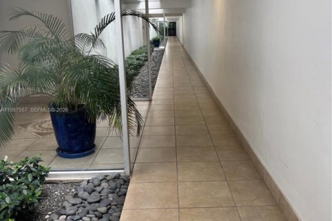 Condo in Miami Beach, Florida, 1 bedroom  № 2011588 - photo 17