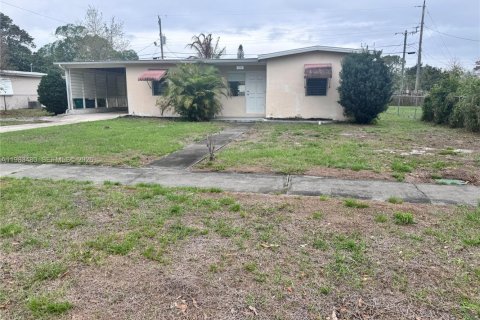 House in Port St. Lucie, Florida 2 bedrooms, 95.78 sq.m. № 2047359