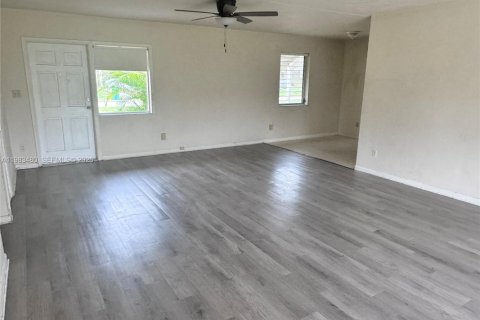 House in Port St. Lucie, Florida 2 bedrooms, 95.78 sq.m. № 2047359 - photo 8