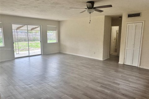 House in Port St. Lucie, Florida 2 bedrooms, 95.78 sq.m. № 2047359 - photo 13