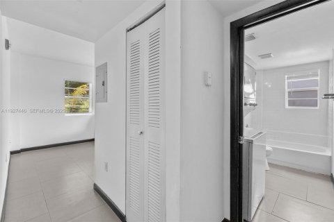 Снять в аренду квартиру в Майами, Флорида 1 спальня, № 1986073 - фото 12