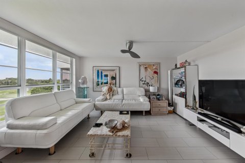 Купить кондоминиум в Помпано-Бич, Флорида 3 комнаты, 150.5м2, № 2272419 - фото 23