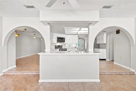 House in Tarpon Springs, Florida 3 bedrooms, 163.51 sq.m. № 2304376 - photo 8