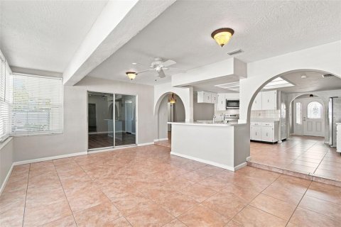 House in Tarpon Springs, Florida 3 bedrooms, 163.51 sq.m. № 2304376 - photo 11