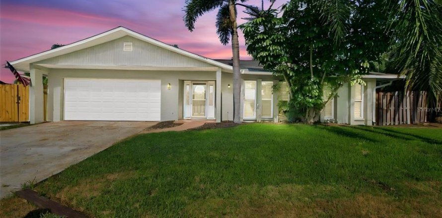 House in Tarpon Springs, Florida 3 bedrooms, 163.51 sq.m. № 2304376