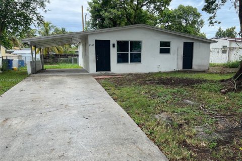 Villa ou maison à Margate, Floride 3 chambres, 85.47 m2 № 2090787