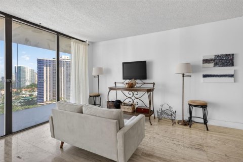 Condo in Aventura, Florida, 1 bedroom № 2244346 - photo 18