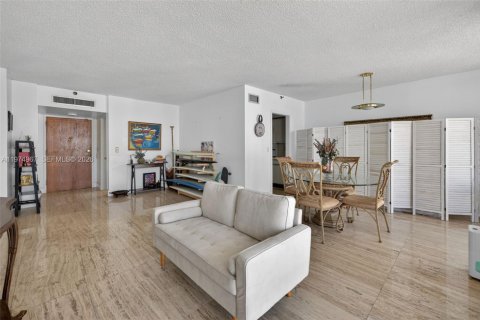 Condo in Aventura, Florida, 1 bedroom № 2244346 - photo 12