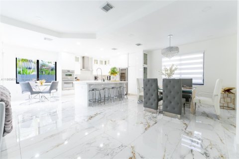 Casa en venta en Miami, Florida, 5 dormitorios, 243.78 m2 № 1923059 - foto 14