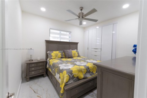 Casa en venta en Miami, Florida, 5 dormitorios, 243.78 m2 № 1923059 - foto 29