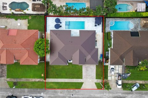 Casa en venta en Miami, Florida, 5 dormitorios, 243.78 m2 № 1923059 - foto 4