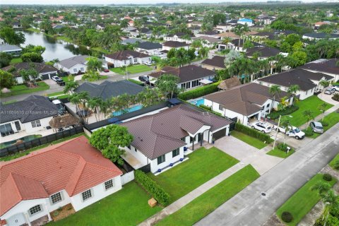 Casa en venta en Miami, Florida, 5 dormitorios, 243.78 m2 № 1923059 - foto 7