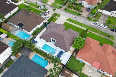 Casa en venta en Miami, Florida, 5 dormitorios, 243.78 m2 № 1923059 - foto 8