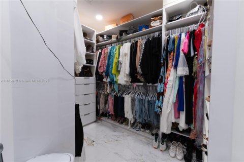 Casa en venta en Miami, Florida, 5 dormitorios, 243.78 m2 № 1923059 - foto 26