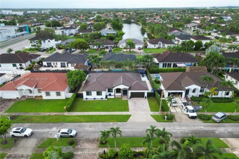 Casa en venta en Miami, Florida, 5 dormitorios, 243.78 m2 № 1923059 - foto 3