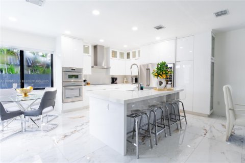 Casa en venta en Miami, Florida, 5 dormitorios, 243.78 m2 № 1923059 - foto 10