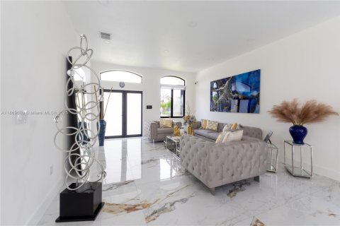 Casa en venta en Miami, Florida, 5 dormitorios, 243.78 m2 № 1923059 - foto 15
