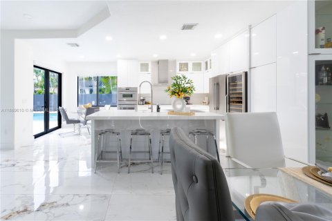 Casa en venta en Miami, Florida, 5 dormitorios, 243.78 m2 № 1923059 - foto 9