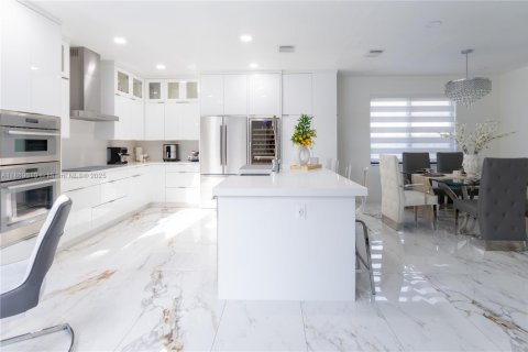 Casa en venta en Miami, Florida, 5 dormitorios, 243.78 m2 № 1923059 - foto 11