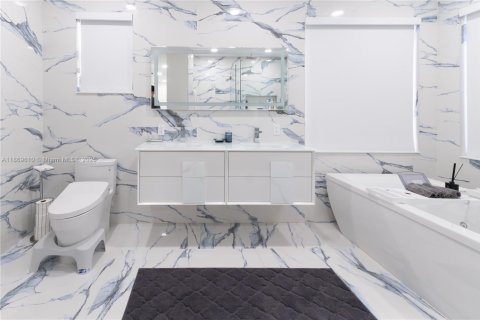 Casa en venta en Miami, Florida, 5 dormitorios, 243.78 m2 № 1923059 - foto 24