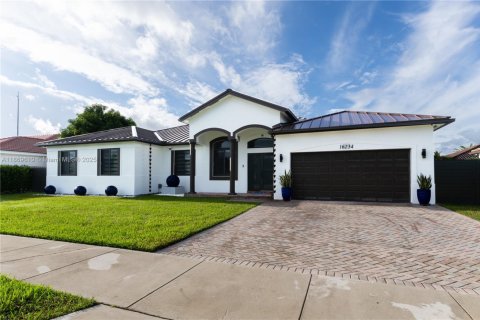 Casa en venta en Miami, Florida, 5 dormitorios, 243.78 m2 № 1923059 - foto 2