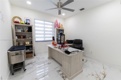Casa en venta en Miami, Florida, 5 dormitorios, 243.78 m2 № 1923059 - foto 21