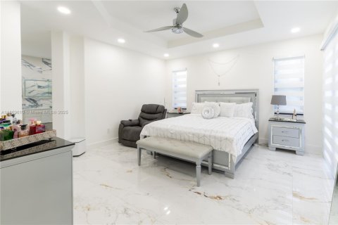 Casa en venta en Miami, Florida, 5 dormitorios, 243.78 m2 № 1923059 - foto 22