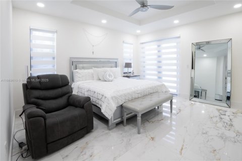 Casa en venta en Miami, Florida, 5 dormitorios, 243.78 m2 № 1923059 - foto 28