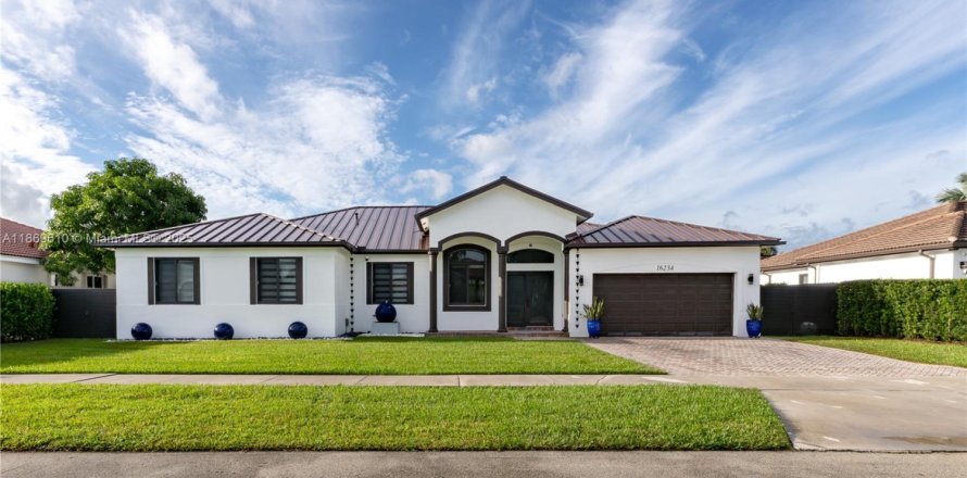 Casa en Miami, Florida 5 dormitorios, 243.78 m2 № 1923059