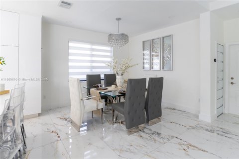 Casa en venta en Miami, Florida, 5 dormitorios, 243.78 m2 № 1923059 - foto 12