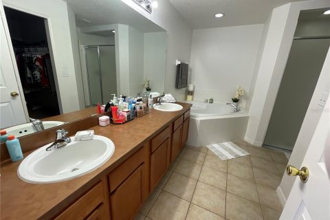 House in Haines City, Florida 4 bedrooms, 207.64 sq.m. № 2304394 - photo 12