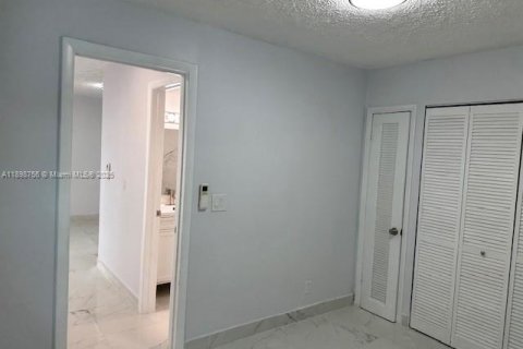 Снять в аренду виллу или дом в Дания-Бич, Флорида 1 спальня, 41.81м2, № 1951328 - фото 7