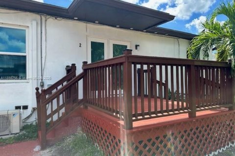 Снять в аренду виллу или дом в Дания-Бич, Флорида 1 спальня, 41.81м2, № 1951328 - фото 2