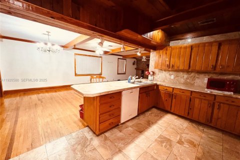 Снять в аренду виллу или дом в Хомстед, Флорида 5 спален, 327.11м2, № 2034308 - фото 9