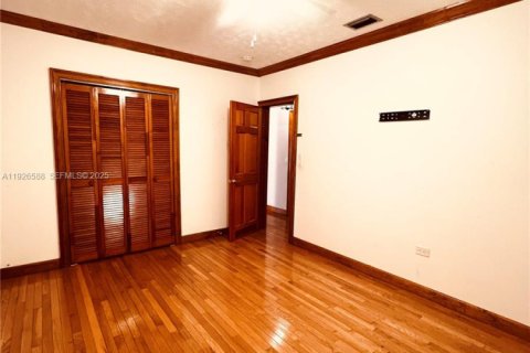 Снять в аренду виллу или дом в Хомстед, Флорида 5 спален, 327.11м2, № 2034308 - фото 4