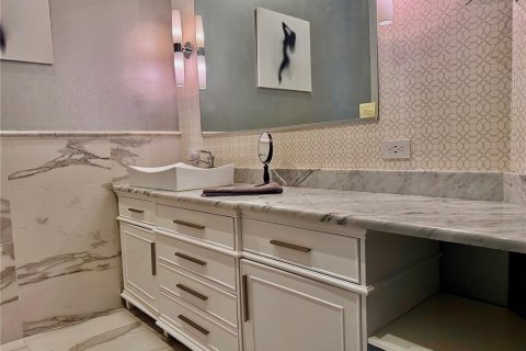 Condo in Tampa, Florida, 2 bedrooms  № 2099515 - photo 17