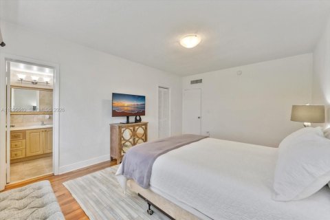 Condo in Bay Harbor Islands, Florida, 2 bedrooms  № 2058760 - photo 7