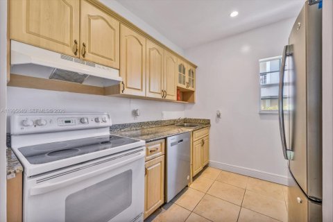 Condo in Bay Harbor Islands, Florida, 2 bedrooms  № 2058760 - photo 12