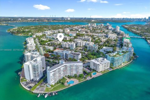 Condo in Bay Harbor Islands, Florida, 2 bedrooms  № 2058760 - photo 2