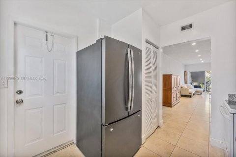 Condo in Bay Harbor Islands, Florida, 2 bedrooms  № 2058760 - photo 14